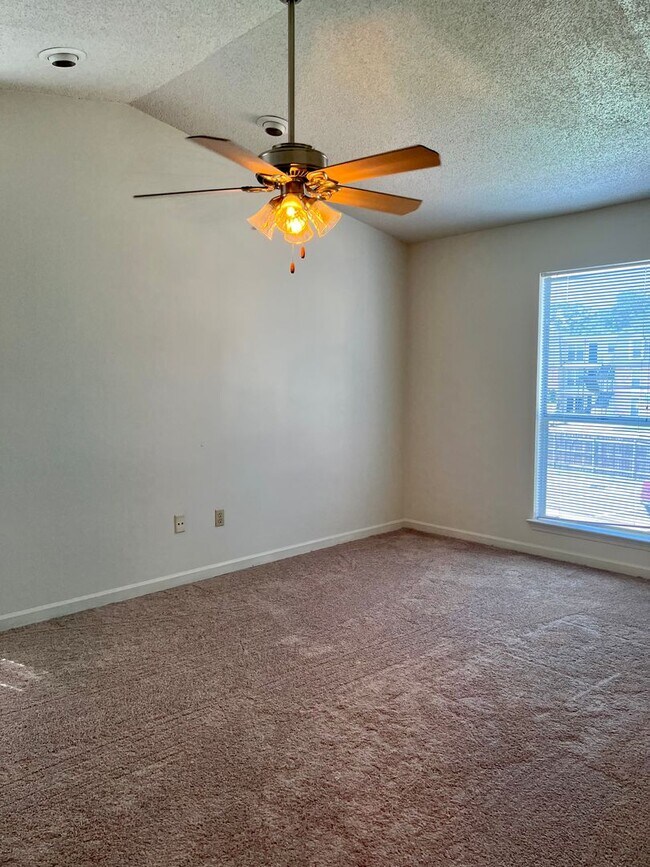 Building Photo - Spacious 2 BR with great location near LSU and downtown Baton Rouge