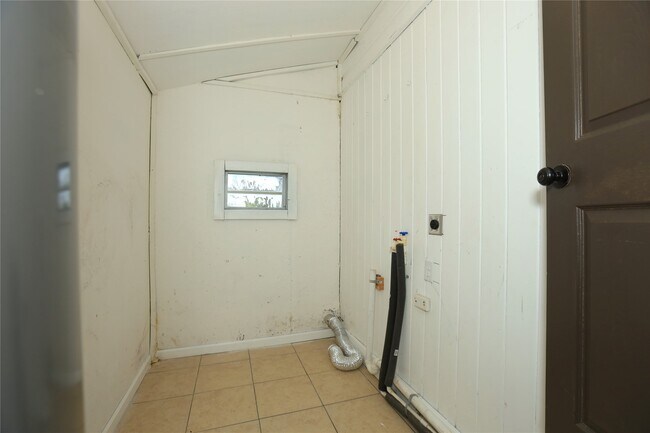 Building Photo - 713 S Valderas St