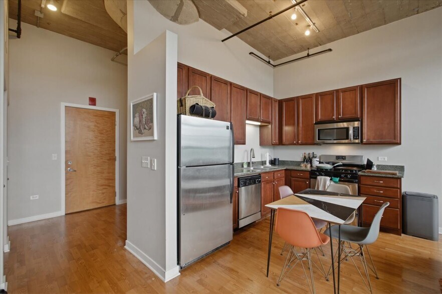 Building Photo - 3963 W Belmont Ave