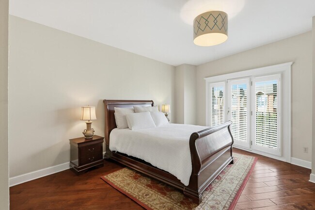 Building Photo - 5400 Park Ave