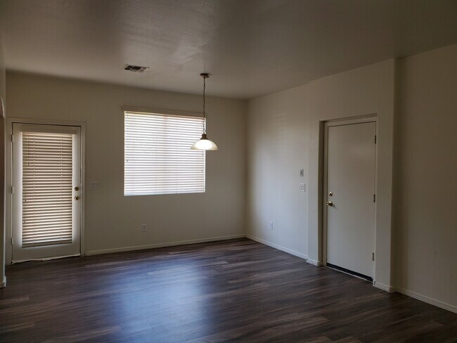Building Photo - 3 bedroom 2.5 bath home - 2 car garage - S...