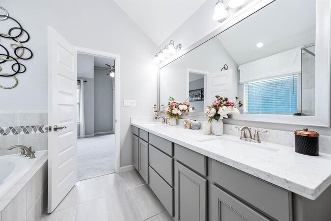 Building Photo - 2022 Groveland Glen Dr