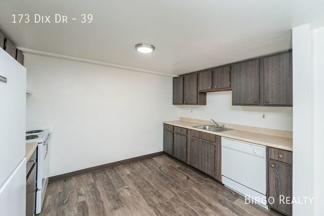 Building Photo - Spacious Contemporary Living: 2 Bed, 1 Bat...