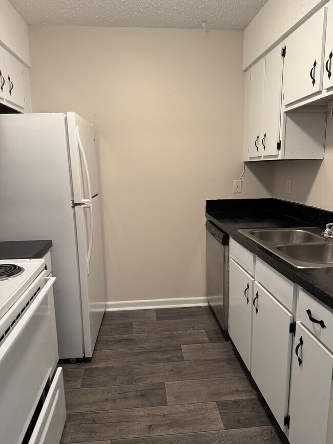Building Photo - JS-605 Colonial Drive #2