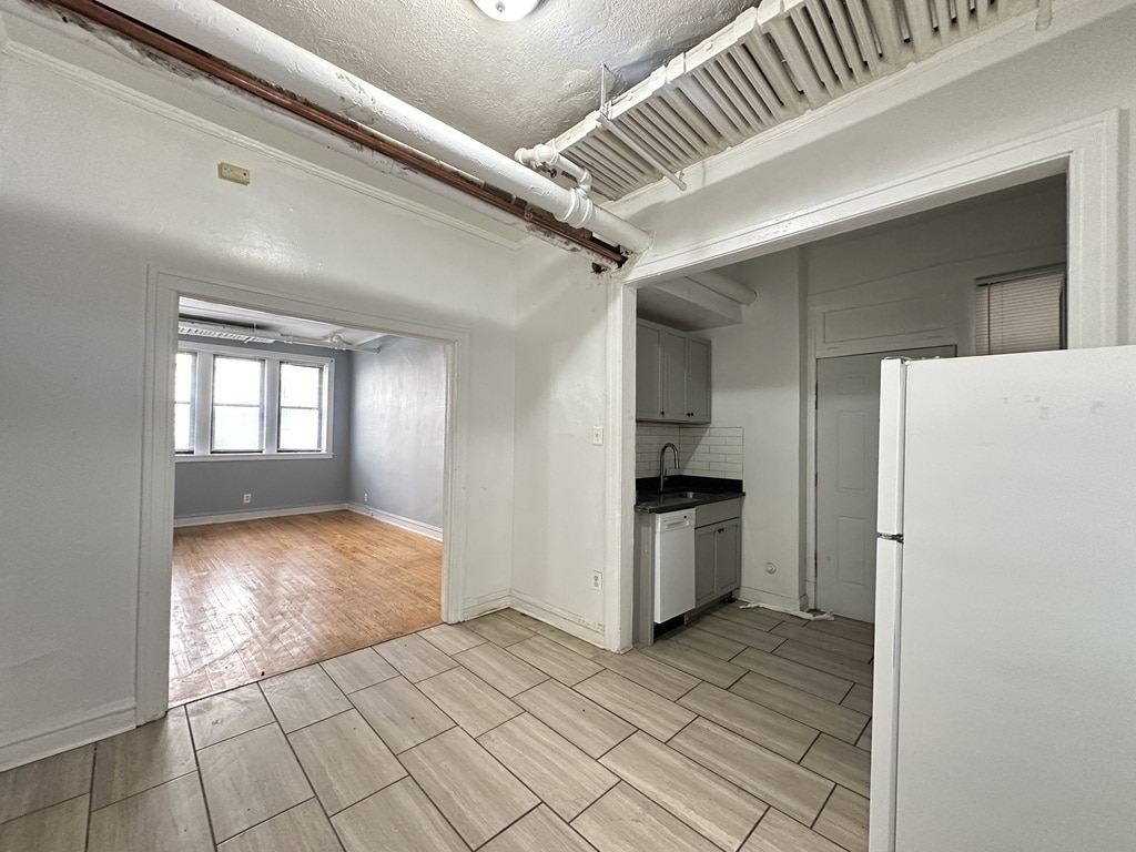 Building Photo - 1321.5 W Estes Ave