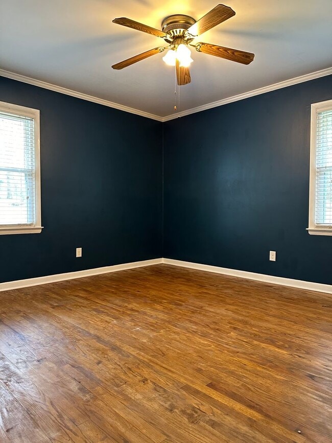 Building Photo - Large Home on the Eastside on a deadened street - Pre Lease