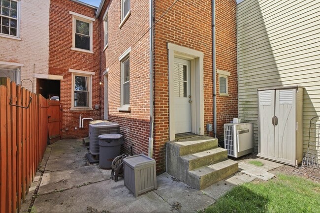 Building Photo - Beautiful 3BR 1.5 Townhouse in North East Lancaster City!