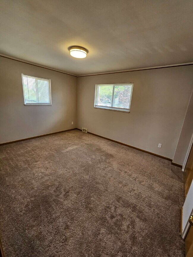 Building Photo - 2 Bedroom, 2 Bath Duplex, Huge Basement with 2-Car Garage – St. Clair Shores