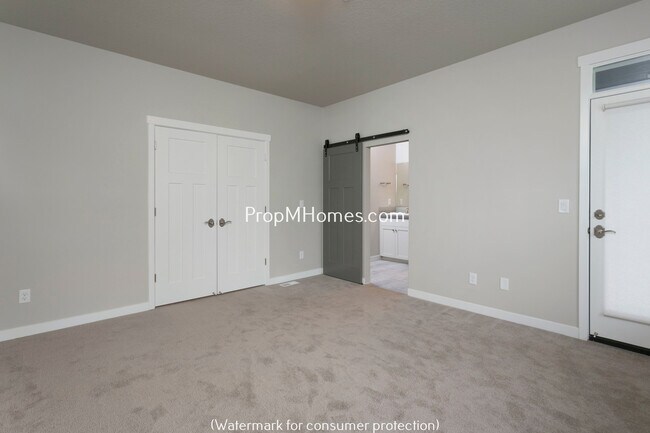 Building Photo - Beautiful Three Bedroom Row Home In Highly Desired Villebois Community!