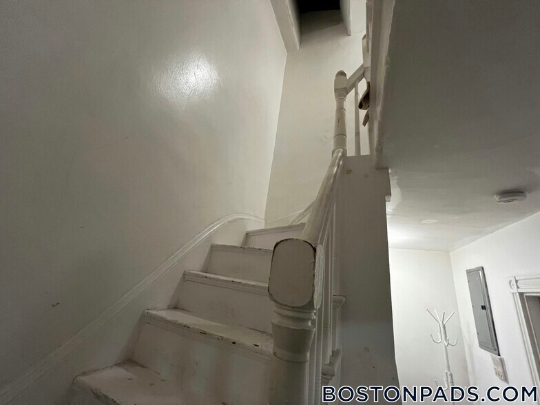 Building Photo - 42 Hillside St