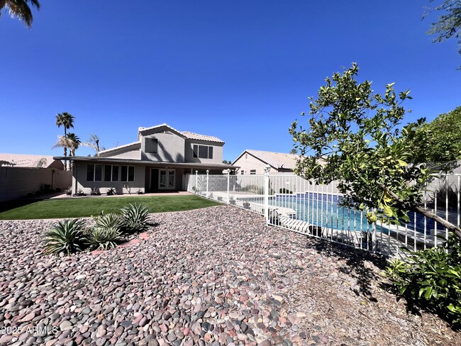 Building Photo - 4446 E Graythorn St
