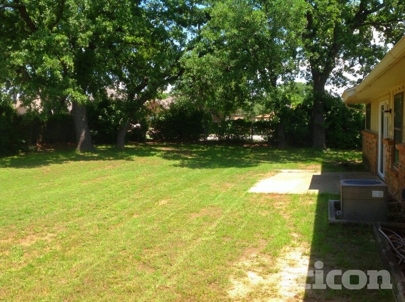 Building Photo - 1721 Oak Tree Dr