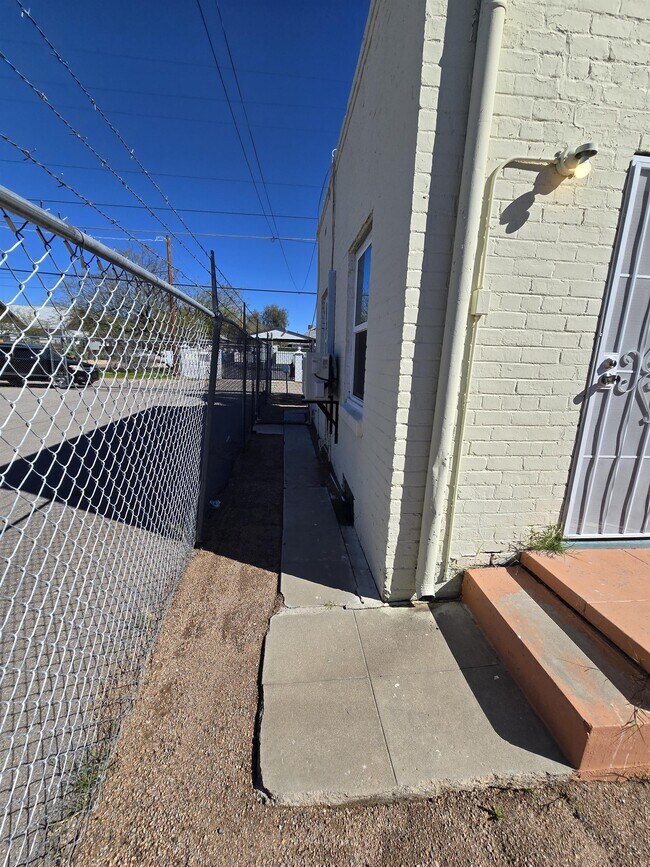 Building Photo - 818 S Arizona Ave