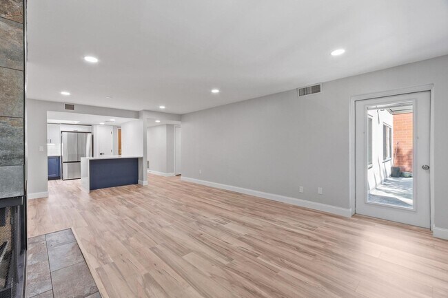 Building Photo - 487 Place Ln