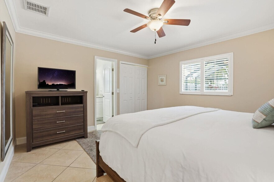 Building Photo - 660 100th Ave N