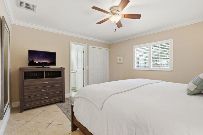 Building Photo - 660 100th Ave N