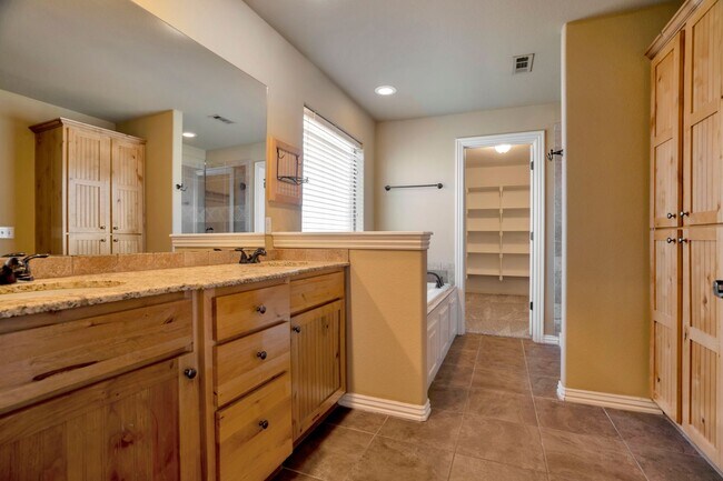 Building Photo - Stunning 4 Bed 2 Bath Home close to Elm Springs Walmart!