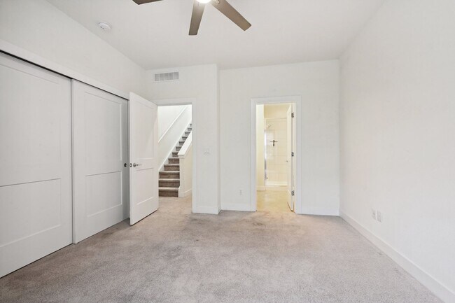 Building Photo - Great Townhome, Perfect Location! License #2023-BFN-0071747