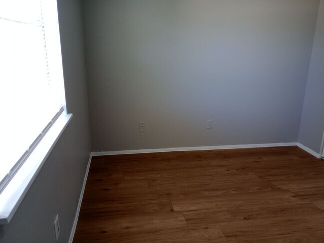 Building Photo - KNOX F