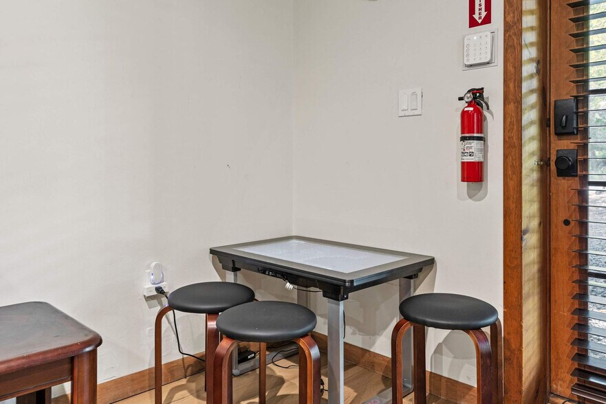 Building Photo - 2174 Lakeview Dr E