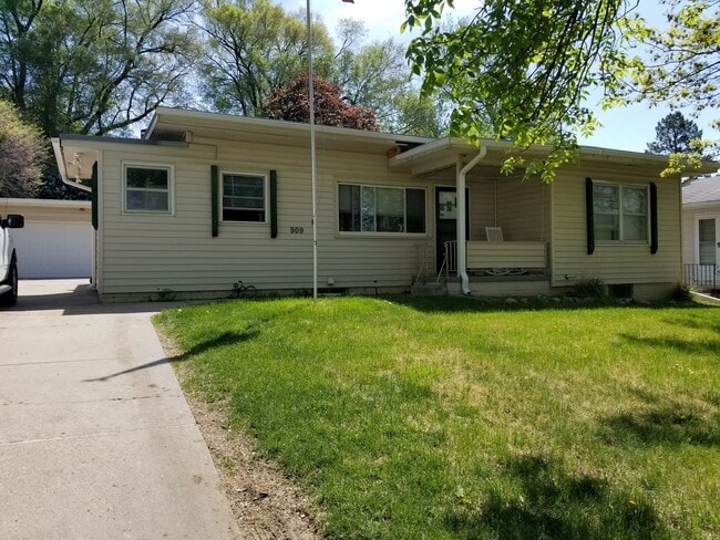Building Photo - Aksarben/UNO 4 bed 2 bath with gas firepit...