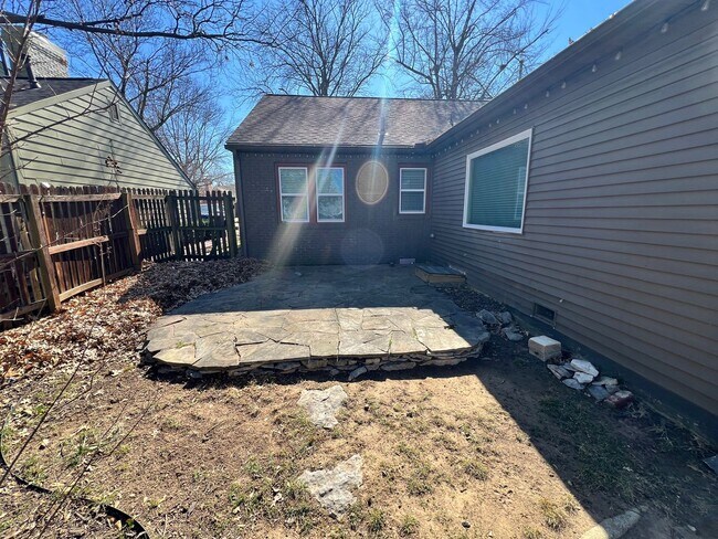 Building Photo - Beautifully renovated Midtown charmer