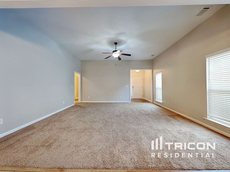 Building Photo - 3250 Alexandria Dr