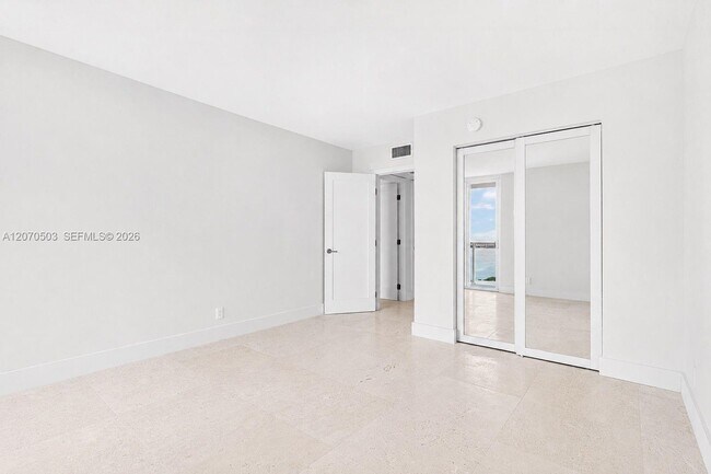 Building Photo - 100 Bayview Dr