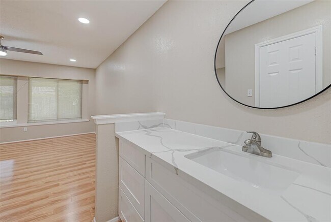 Building Photo - 2302 Brook View Ln
