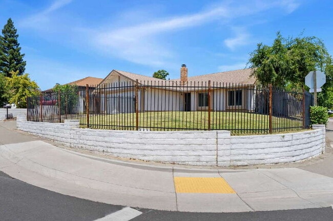 Building Photo - 5041 Palm Ave