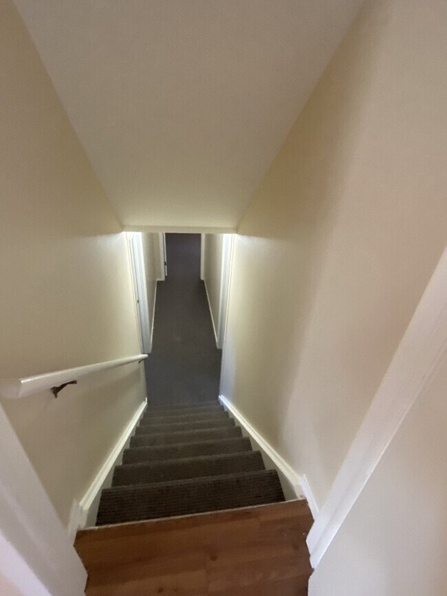 Building Photo - AVAILABLE IMMEDIATELY! Five bedroom house ...