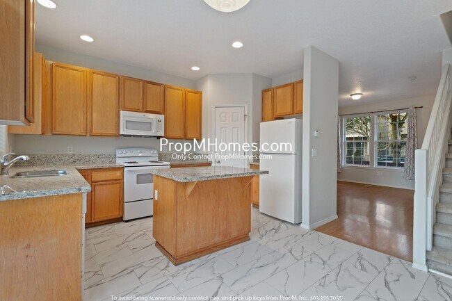 Building Photo - Three Bedroom Home in Aloha w/ Forest Like Surrounding!