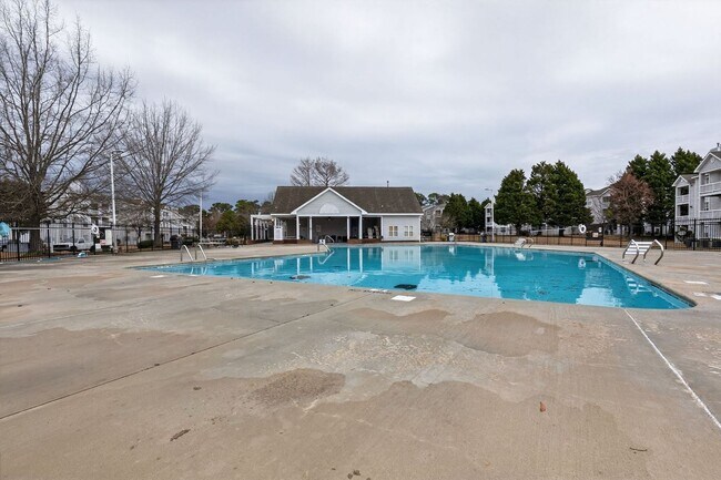 Building Photo - Spacious 3BR Condo in Fayetteville