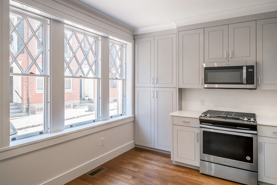 Building Photo - 11 Temple St