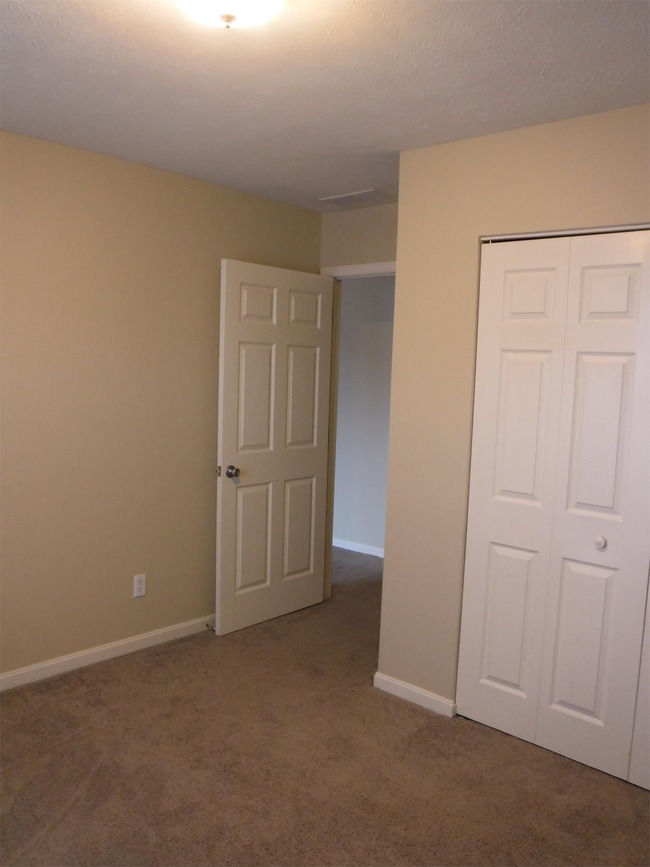 Building Photo - 109 Lake Point Dr