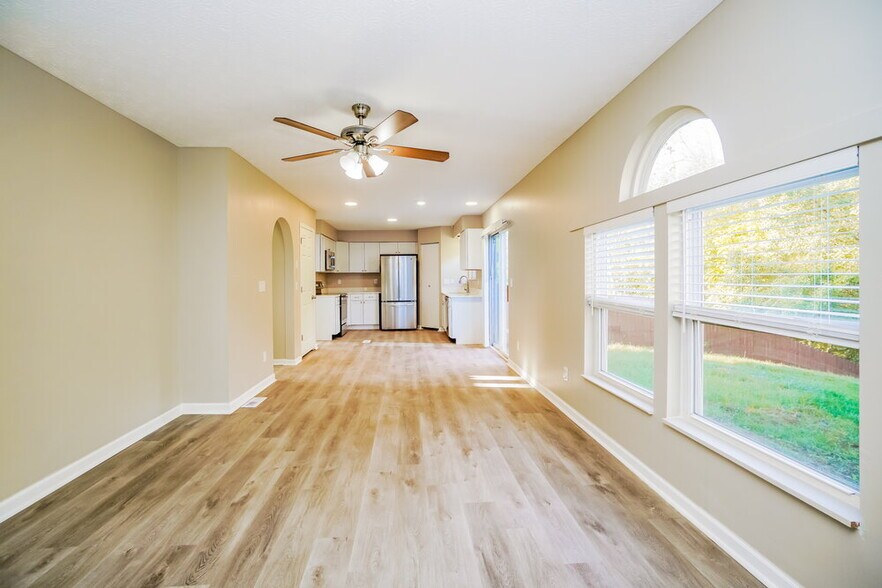 Building Photo - 1667 Eastbrook Dr N