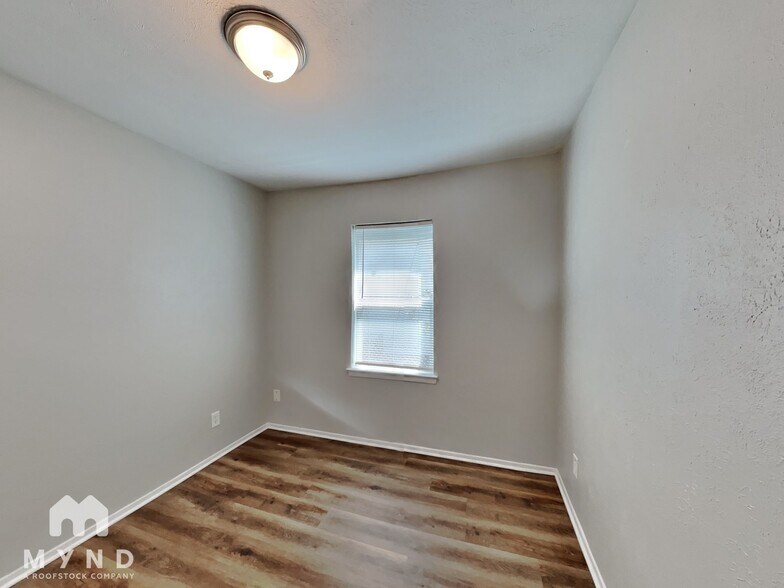 Building Photo - 3451 Pebbleshores Dr