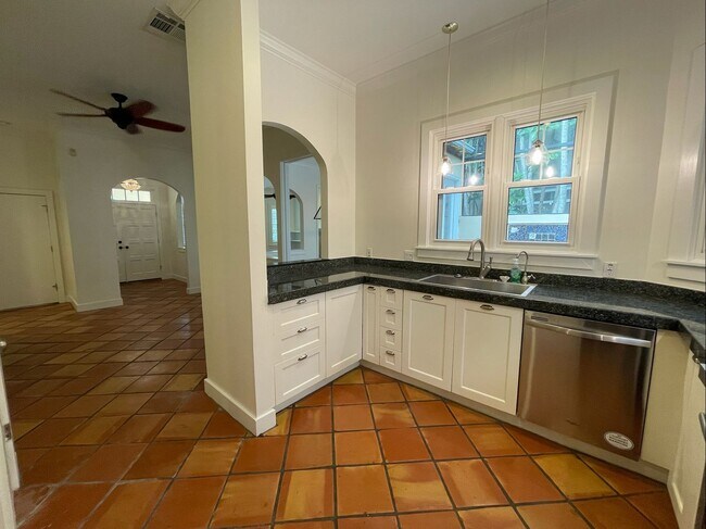 Building Photo - Davis Islands Spanish Med 3 Bed 2.5 Bath 1 car garage with Spool