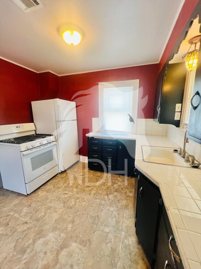 Building Photo - "Charming 2-Bed Gem in Enid's Heart!"