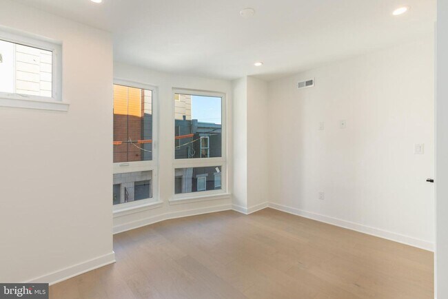 Building Photo - 1509 S Bambrey St