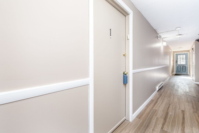 Building Photo - 949 Pleasant Valley Rd