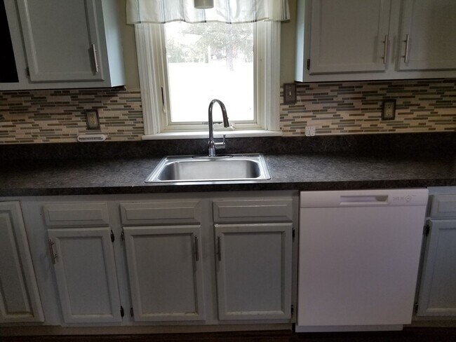 Building Photo - House East of Waynesboro