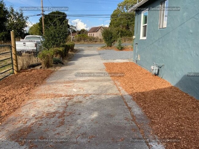 Building Photo - Country property minutes from downtown Pet...