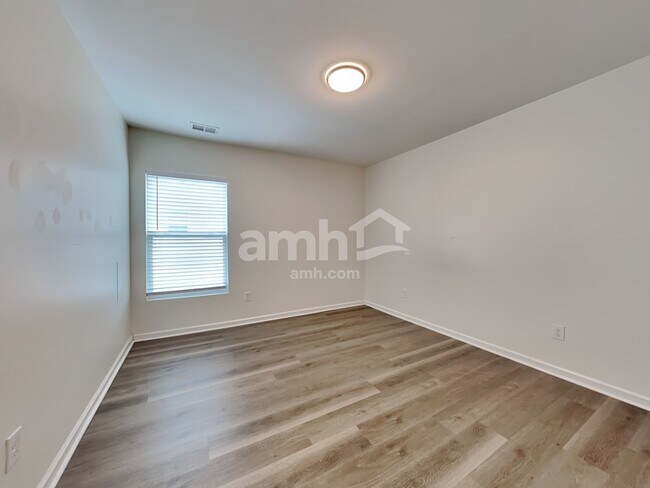 Building Photo - 136 Weeping Cypress Dr