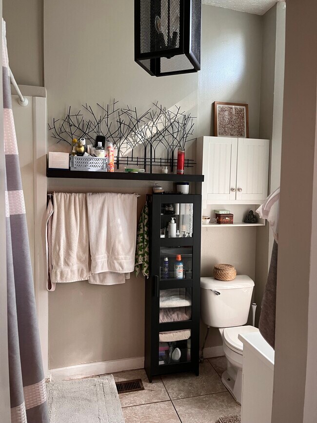 bathroom - 2455 S 500 E