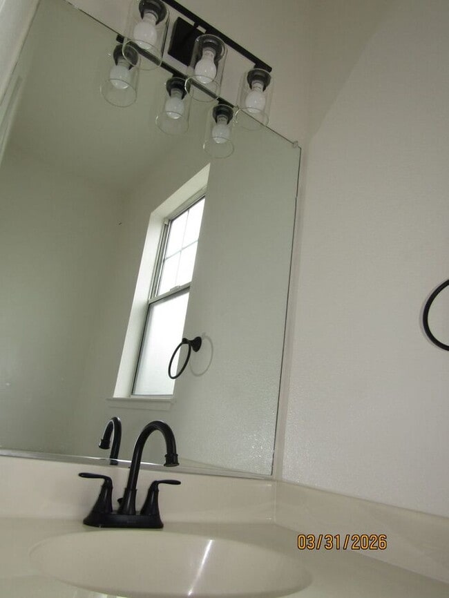 Building Photo - Beautifully updated single family house available NOW! $3,000 per month