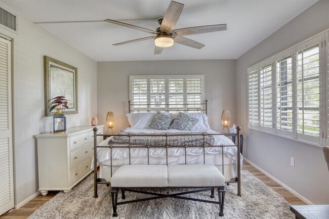Building Photo - 5640 Golf Pointe Dr