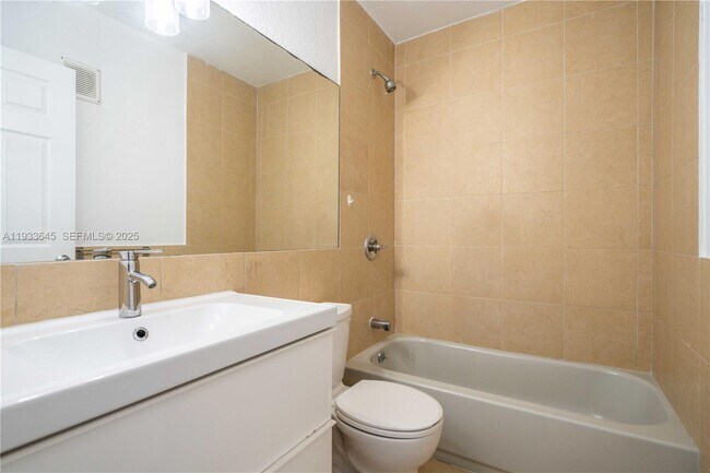 Building Photo - 1940 Biarritz Dr