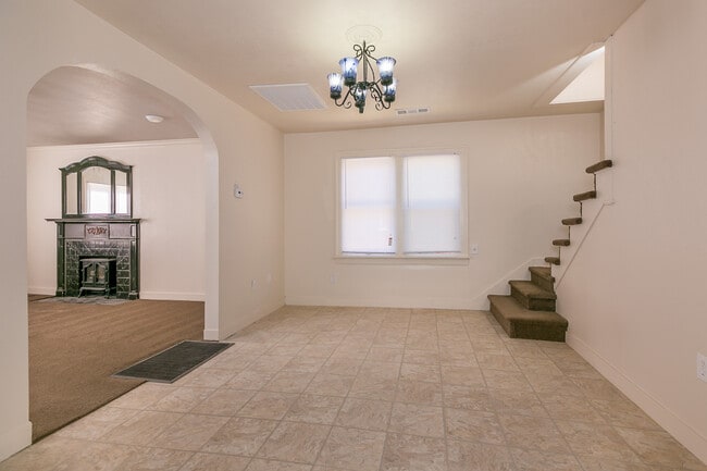 Building Photo - Adorable 3 Bedroom Home in Sunset Addition!