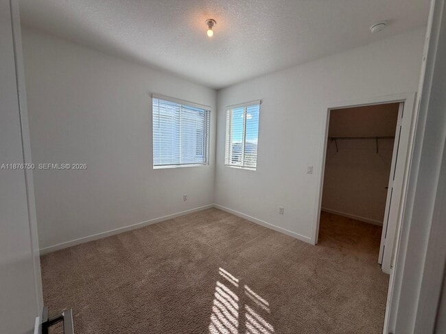 Building Photo - 871 SE 16th Ct